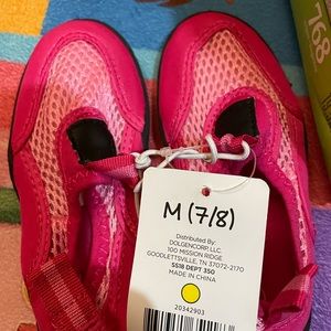 NWT Toddler girls swim shoes size 7/8